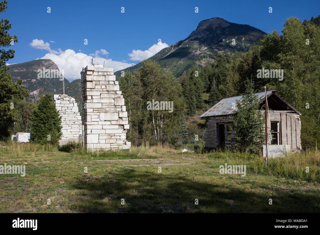 Colonnes de marbre qui faisaient autrefois partie de l'Colorado-Yule Mining Company de l'usine de traitement de la prospère fondation dans la petite ville de marbre dans le Colorado's Crystal River Valley sont encore debout dans ce qui est aujourd'hui un lieu historique national des États-Unis Banque D'Images