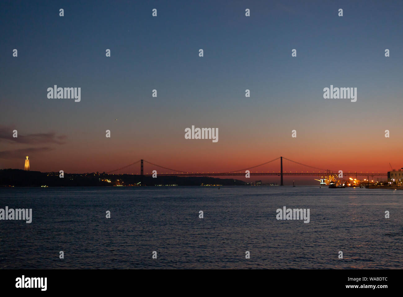 Coucher de soleil sur le Tage (Rio Tejo) et le pont 25 de Abril (Ponte 25 de Abril), à Lisbonne, Portugal Banque D'Images