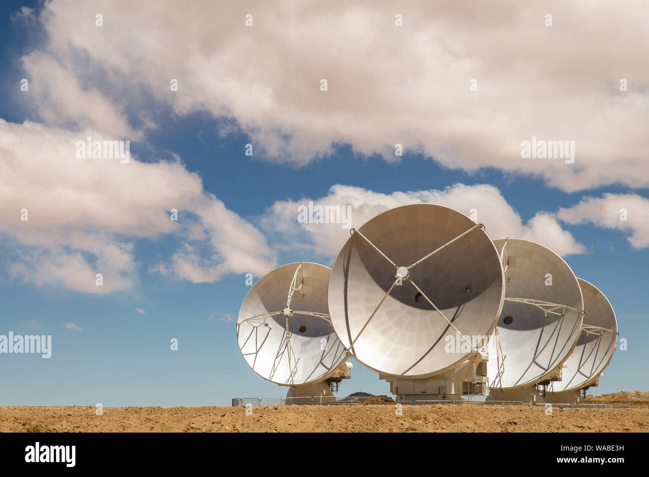 Plats satellite radio a fait pour le ciel Banque D'Images