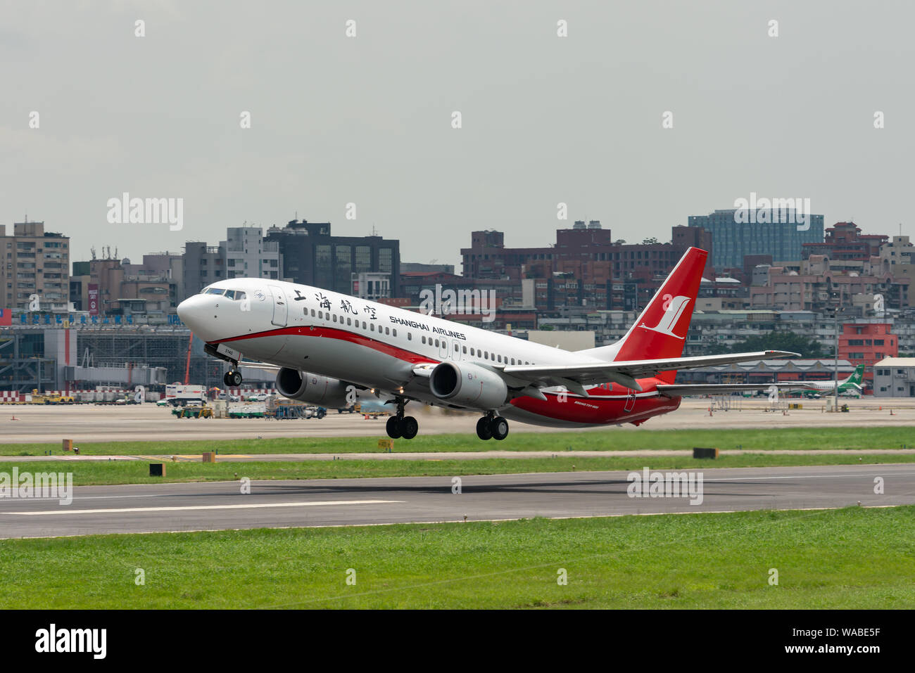 TAIPEI, TAIWAN - Le 19 mai 2019 : Shanghai Airlines Boeing 737-800 décoller de l'aéroport Songshan Taipei à Taipei, Taiwan. Banque D'Images