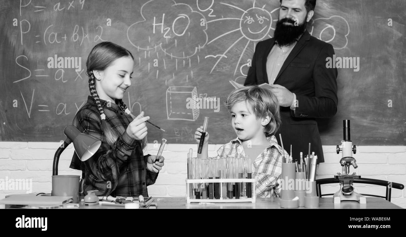 Certains experts médicaux. heureux les enfants. L'enseignant de faire des expériences avec les liquides en laboratoire de chimie. laboratoire de chimie. retour à l'école. Les enfants en blouse de laboratoire chimie de laboratoire à l'école d'apprentissage. Banque D'Images