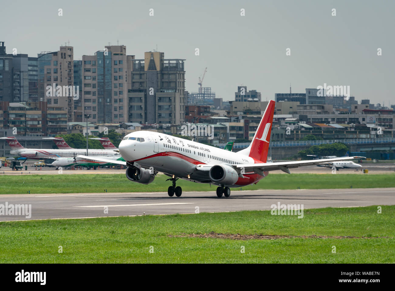 TAIPEI, TAIWAN - Le 19 mai 2019 : Shanghai Airlines Boeing 737-800 décoller de l'aéroport Songshan Taipei à Taipei, Taiwan. Banque D'Images