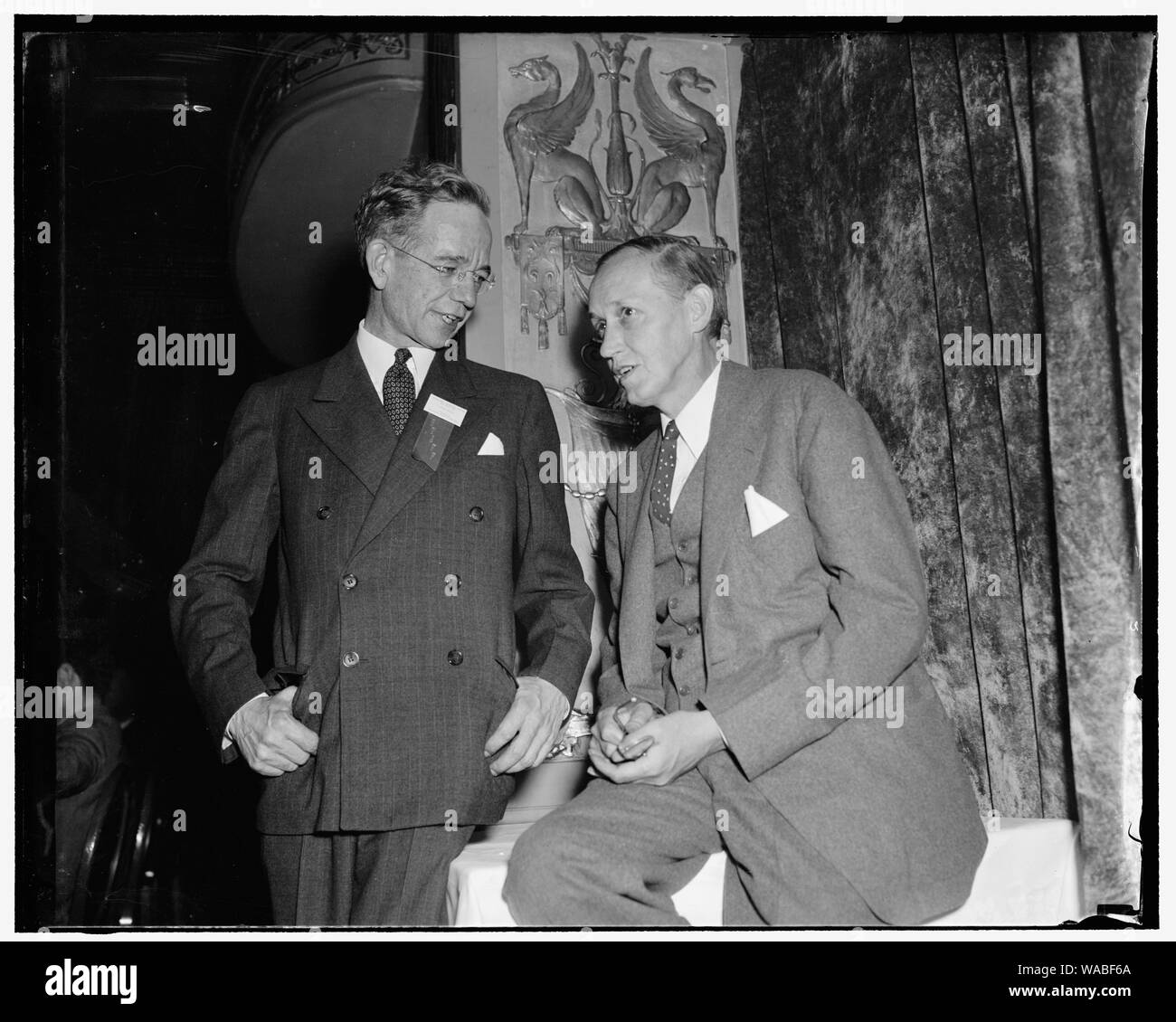 Secrétaire du Commerce de détail américain adresses Fédération. Washington, D.C., le 22 mai. Secrétaire du Commerce Harry Hopkins, à droite, sur la photo avec le Dr David R. Craig, Président de l'American Retail Federation, aujourd'hui à l'hôtel Mayflower s'adressant aux membres de la fédération, Secrétaire Hopkins a dit qu'il ne doit pas y avoir de compromis avec les principes fondamentaux du nouveau pacte social et de réformes économiques. En même temps, il a dit à l'homme d'affaires que l'administration reconnaît la nécessité de l'utilisation équitable des profits d'entreprise comme une base essentielle pour l'amélioration de l'emploi et de l'investissement privé Banque D'Images