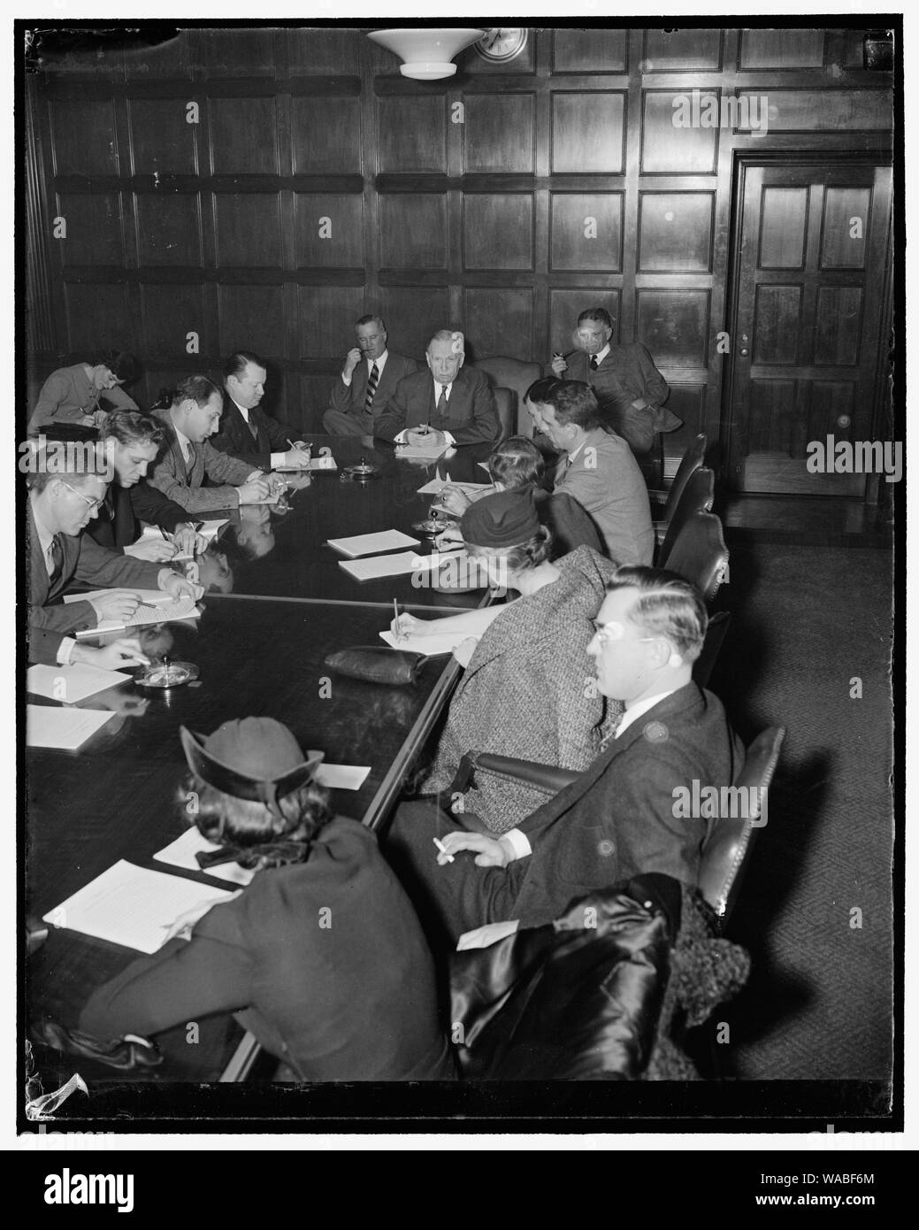 Ministre du Commerce, est titulaire de la dernière conférence de presse. Washington, D.C., 21 décembre. Une maison pleine de journalistes accueillis secrétaire du Commerce Daniel C. Roper aujourd'hui à sa dernière conférence de presse préparatoire à quitter le poste au cabinet le 23 décembre 12/21/38 Banque D'Images