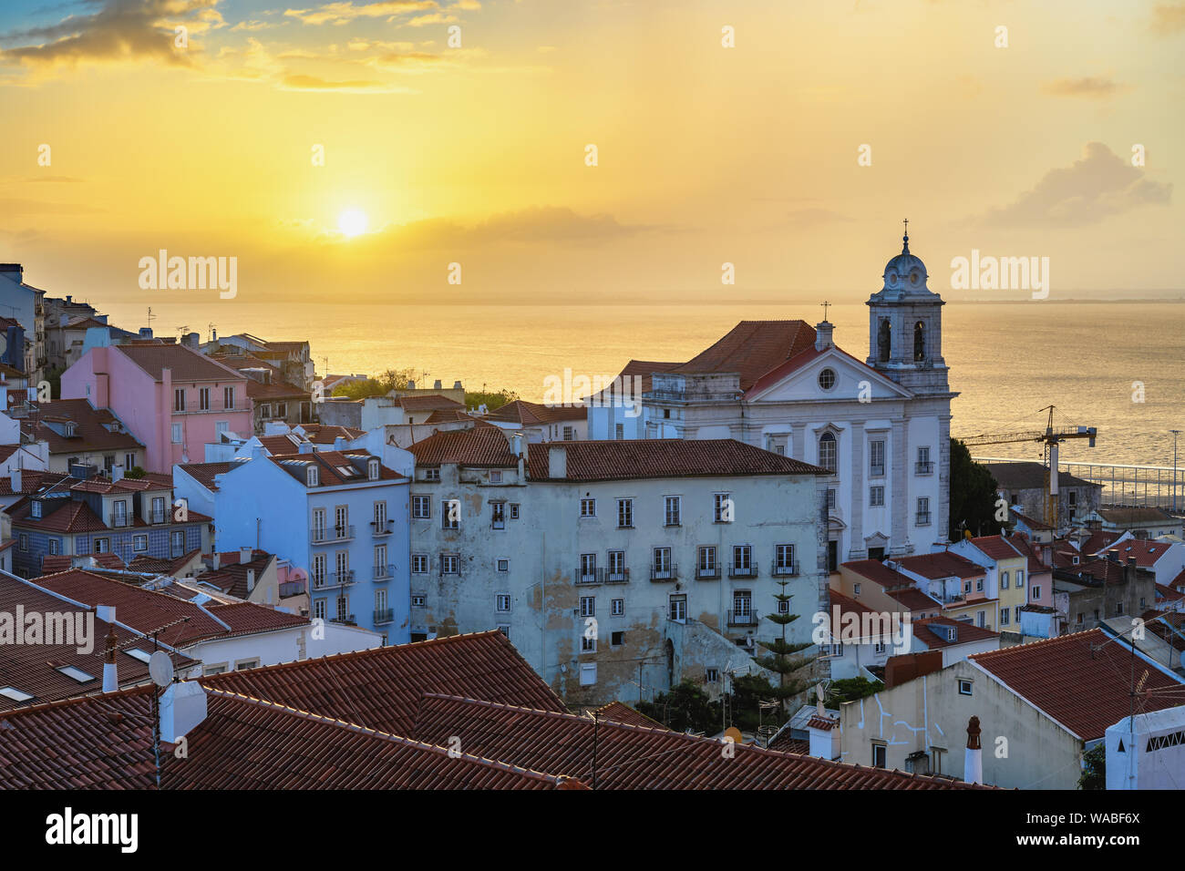 Lisbonne Portugal lever du soleil sur les toits de la ville d'Alfama à Lisbonne Banque D'Images