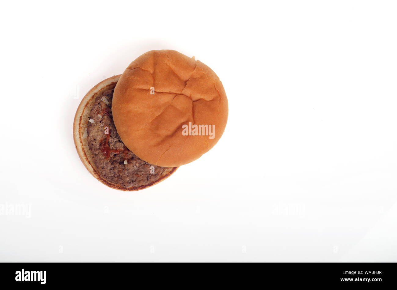 McDonald's fast food hamburger avec du ketchup et oignons isolé sur fond blanc Banque D'Images