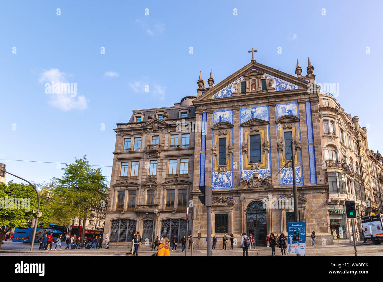 PORTO, PORTUGAL - 8 avril, 2019 : Porto Portugal city skyline at Igreja de Santo António dos Congregados Banque D'Images