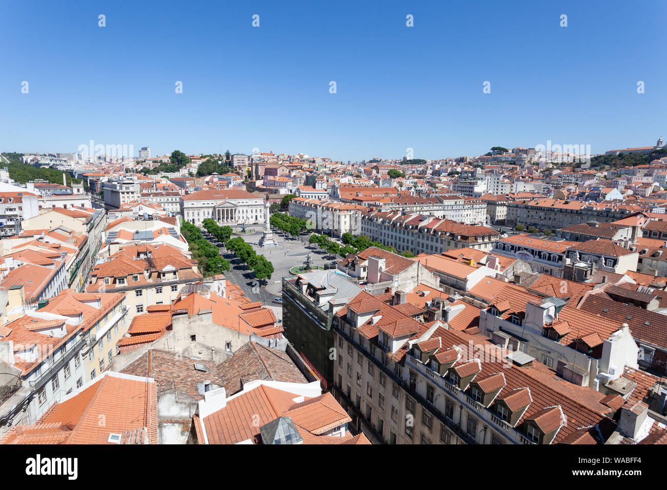 Une vue sur les toits du centre historique de Lisbonne, Lisbonne, Portugal. Banque D'Images