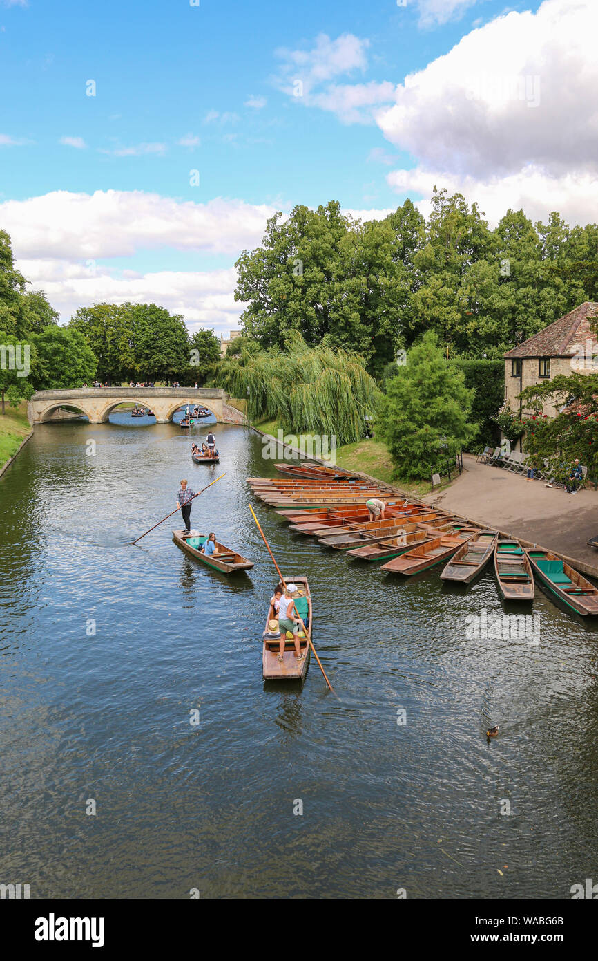 Belle vue de bateaux en barque sur la rivière Cam à Trinity College, Cambridge, Royaume-Uni Banque D'Images