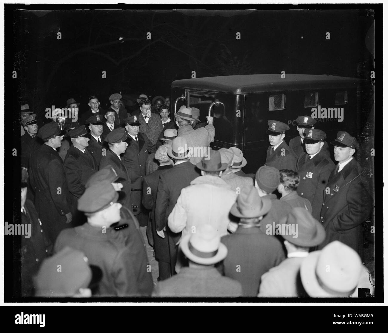 Communistes arrêtés en tentative de blocage de Ambassade d'Allemagne. Washington, D.C., le 30 novembre. Les communistes de la tentative de piquet de l'ambassade d'aujourd'hui ont été arrêtés et transportés hors la Hoosegow. Le groupe se faisant appeler le Comité contre l'intervention des nazis en Espagne a protesté contre l'Allemagne a reconnu l'espagnol fascistes et a exigé que l'Allemagne gratuitement Lawrence Simpson, marin américain emprisonné en Allemagne. 11/30/36 Banque D'Images