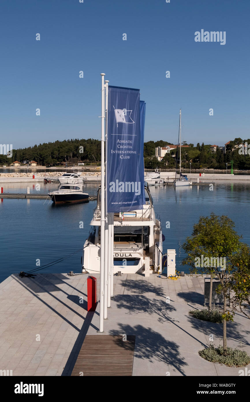 Drapeaux de l'Adriatique Croatie Club International à marina nouvellement construite dans la région de Rovinj, Istrie, Croatie Banque D'Images