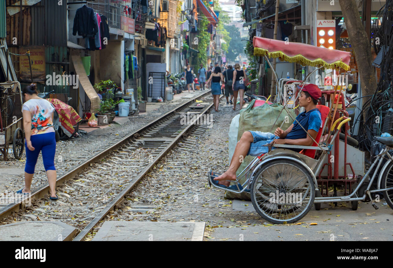 HANOI, Vietnam, 20 Avr 2019, un trafic sur le passage à niveau à Hanoi. Banque D'Images