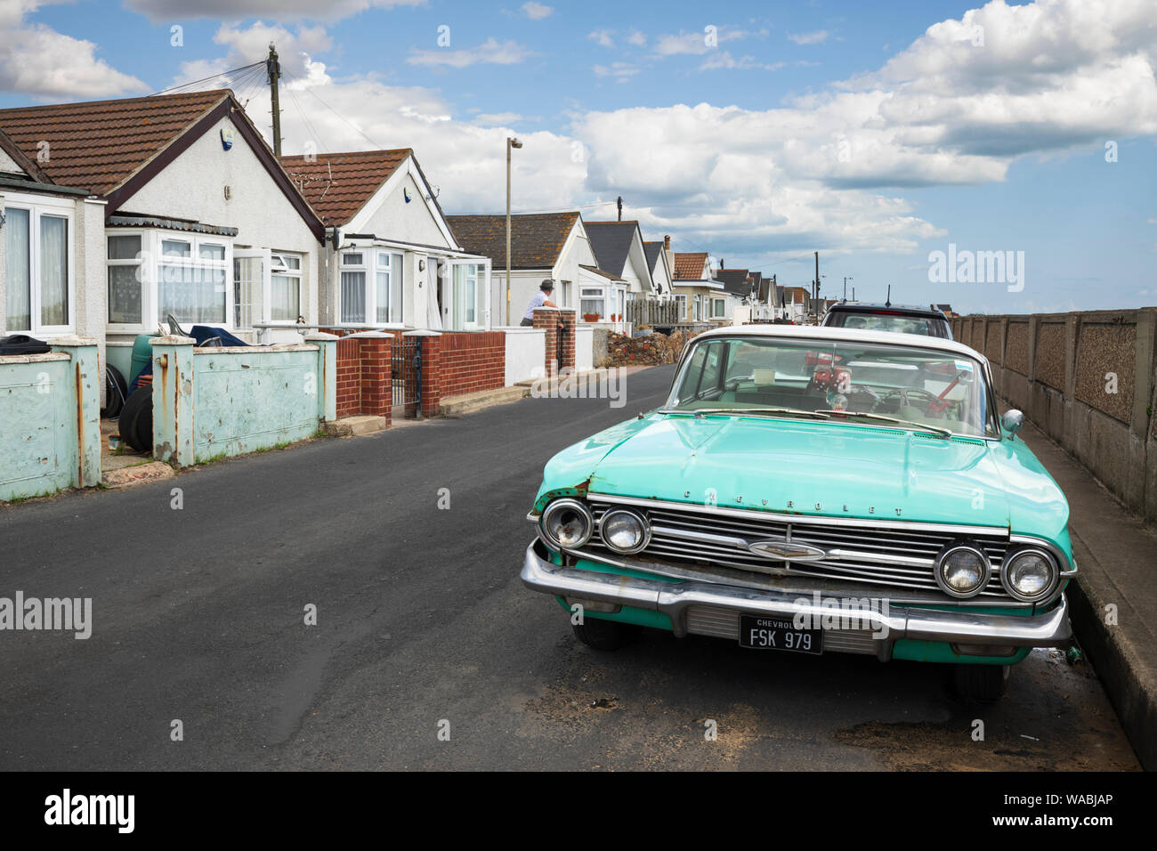 Vieille Chevrolet américaines abandonnées le long de la mer, Jaywick, Essex, Angleterre, Royaume-Uni, Europe Banque D'Images