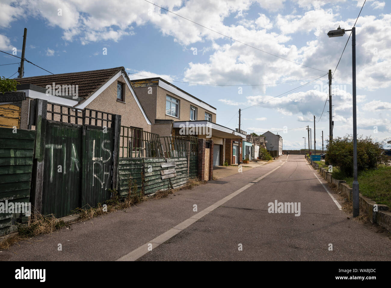 Scène de rue avec des bâtiments abandonnés, Jaywick, Essex, Angleterre, Royaume-Uni, Europe Banque D'Images