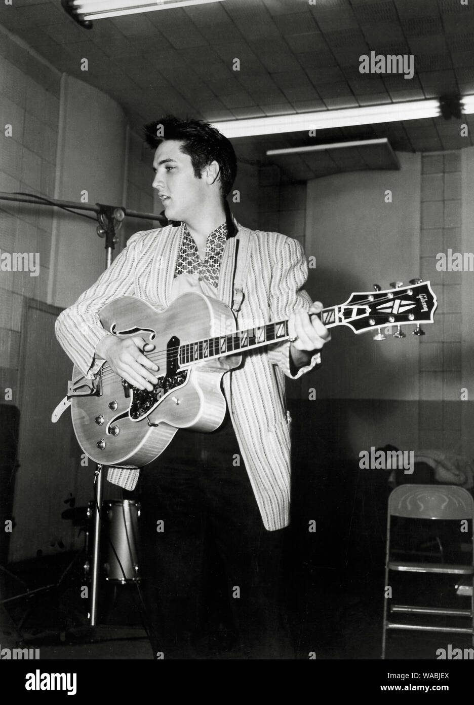 Elvis Presley la lecture d'une guitare Gibson dans un studio  d'enregistrement, vers 1956 Référence de dossier 33848-065THA Photo Stock -  Alamy