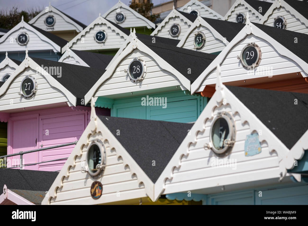 Cabines colorées le long de la mer, Walton-on-the-,  ?'Essex, en Angleterre, Royaume-Uni, Europe Banque D'Images