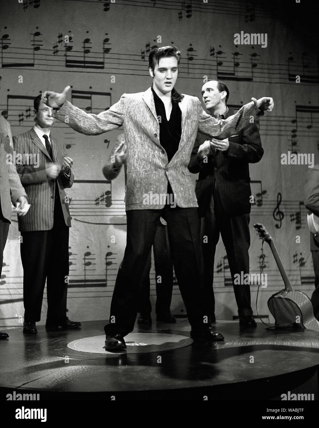 Elvis Presley avec son groupe de sauvegarde pendant de nombreuses années, les Jordanaires, au cours de répétitions pour l'une de ses premières apparitions à la télévision sur le Milton Berle Show', le 5 juin 1956 #  de dossier 33848-170THA Banque D'Images