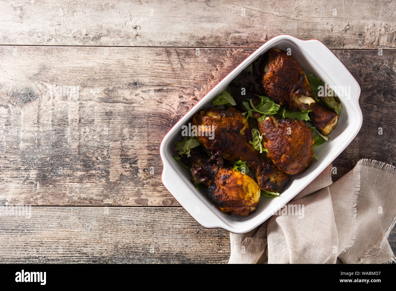 Poulet tandoori grillés avec du riz basmati sur table en bois. Vue d'en haut. Copyspace Banque D'Images