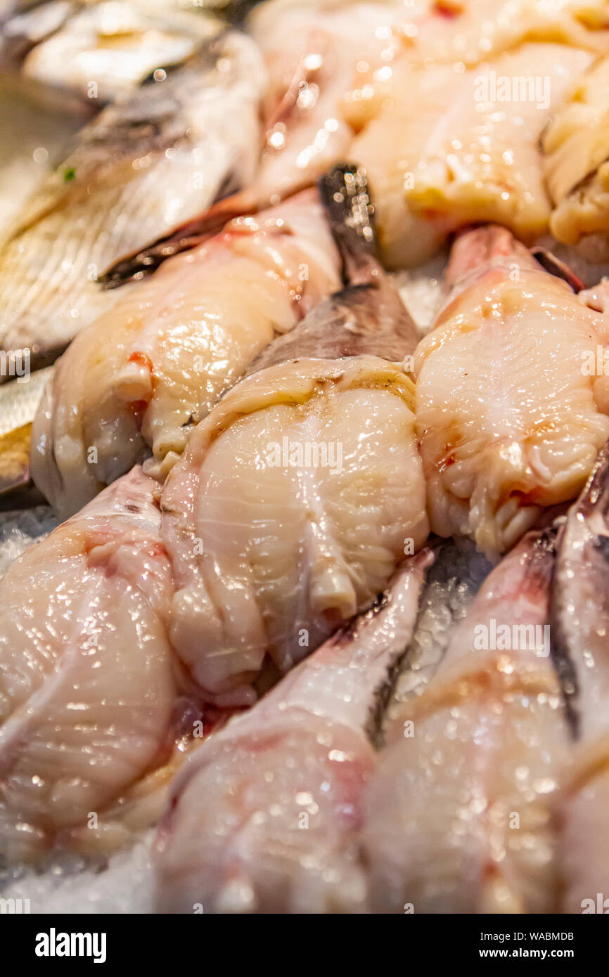 La baudroie (Lophius piscatorius frais) sur le marché Banque D'Images