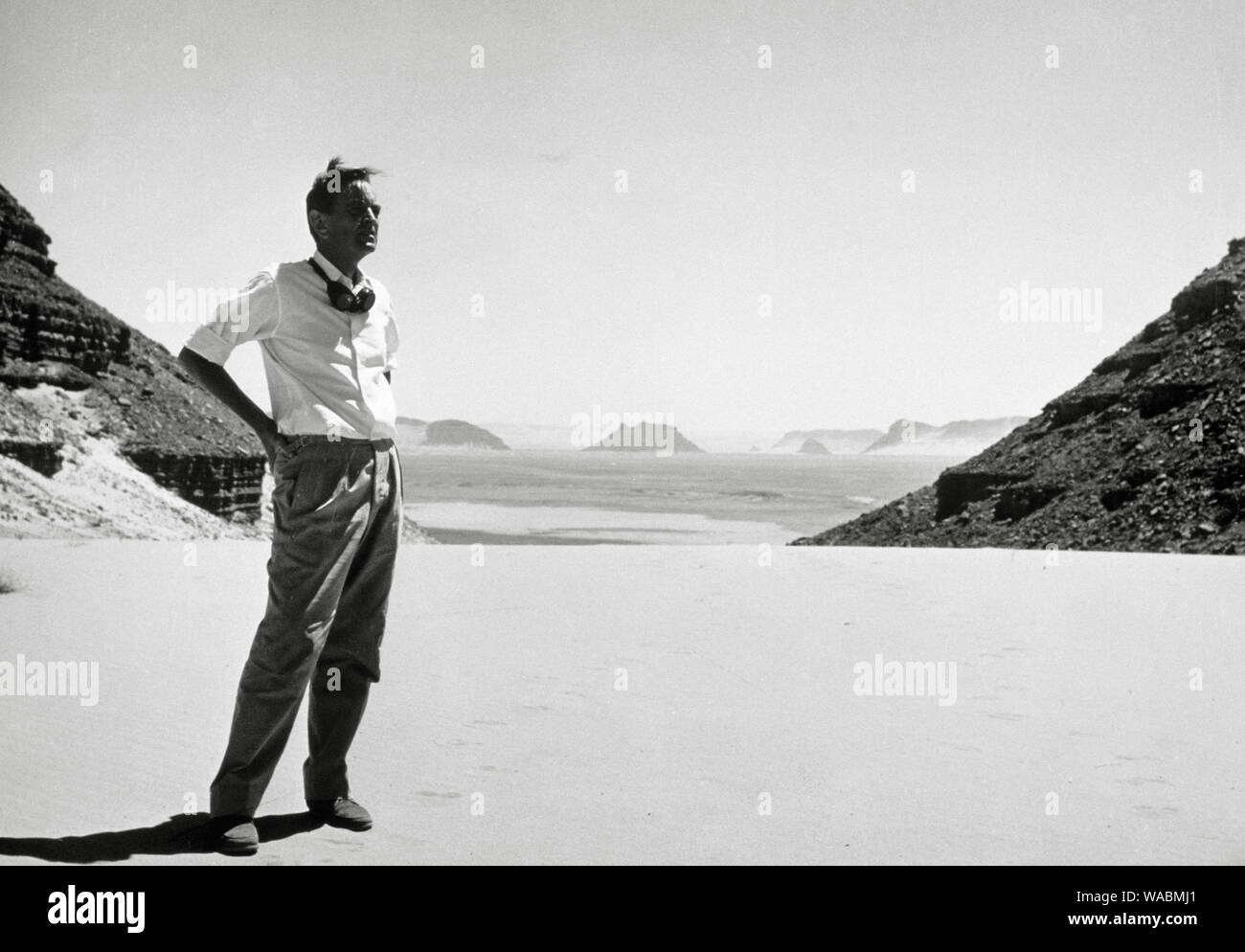 Le réalisateur David Lean sur place pour Lawrence of Arabia (1962) Columbia Pictures référence du dossier 33848-518THA Banque D'Images