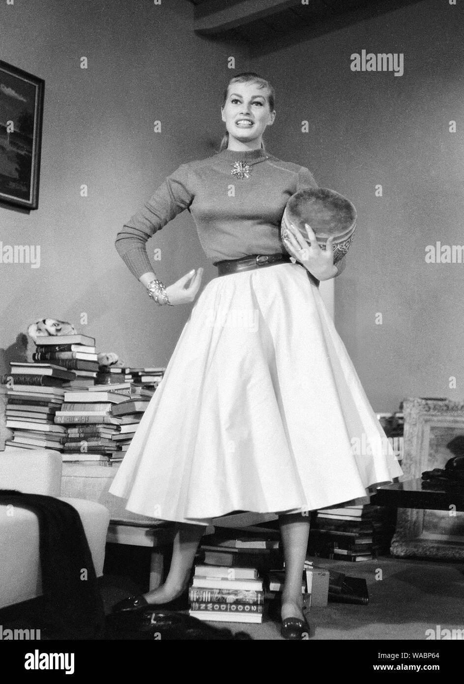 Anita Ekberg est titulaire d'un tambour dans sa main pour un épisode de l'émission de télévision "personne à personne" (7 décembre 1956) de référence de dossier 33848-108CBS THA Banque D'Images