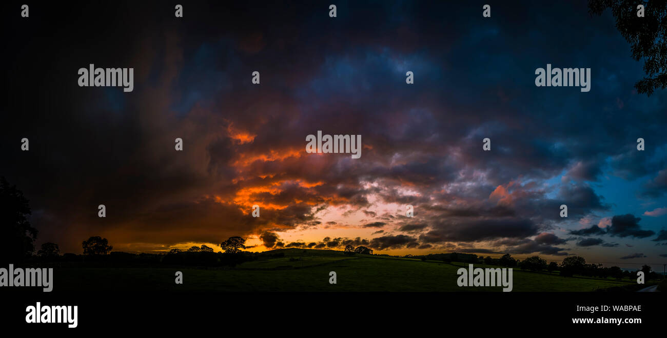 Stormy coucher du soleil à Attalens, Derbyshire Banque D'Images