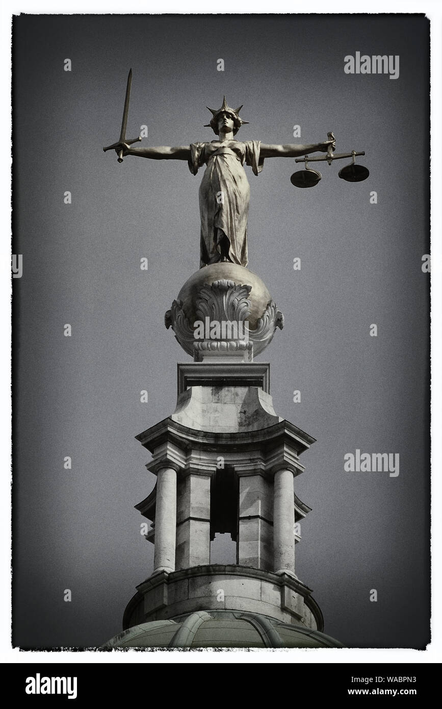 La statue de bronze de Dame Justice sur la partie supérieure de l'Old Bailey, London, Angleterre. UK Banque D'Images