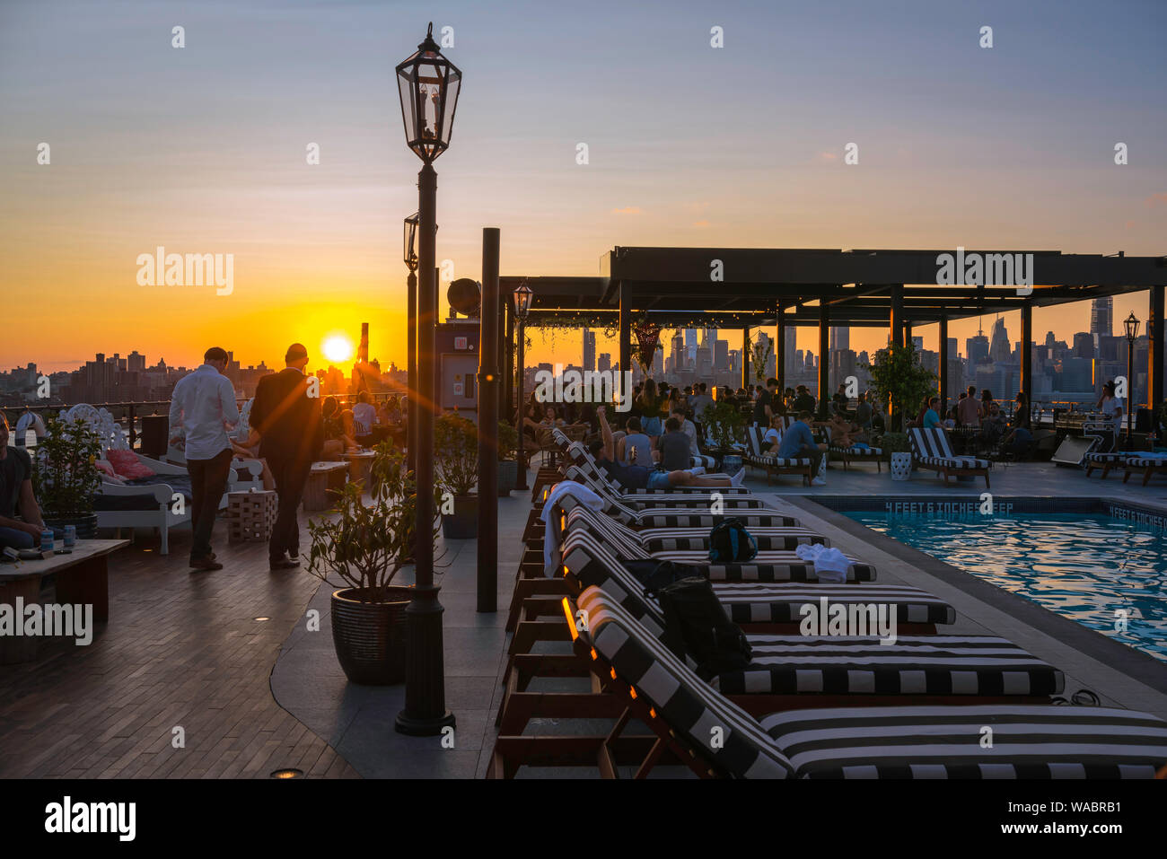 Williamsburg, Brooklyn voir en été de la piscine sur le toit et le bar de l'hôtel de Williamsburg avec Lower Manhattan skyline visible, New York City, USA Banque D'Images