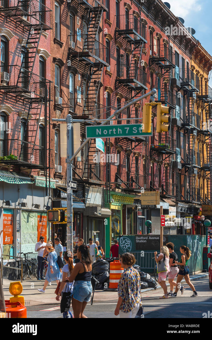Bedford Avenue Williamsburg, vue en été de Bedford Avenue, dans le centre de Williamsburg, Brooklyn, New York City, USA Banque D'Images