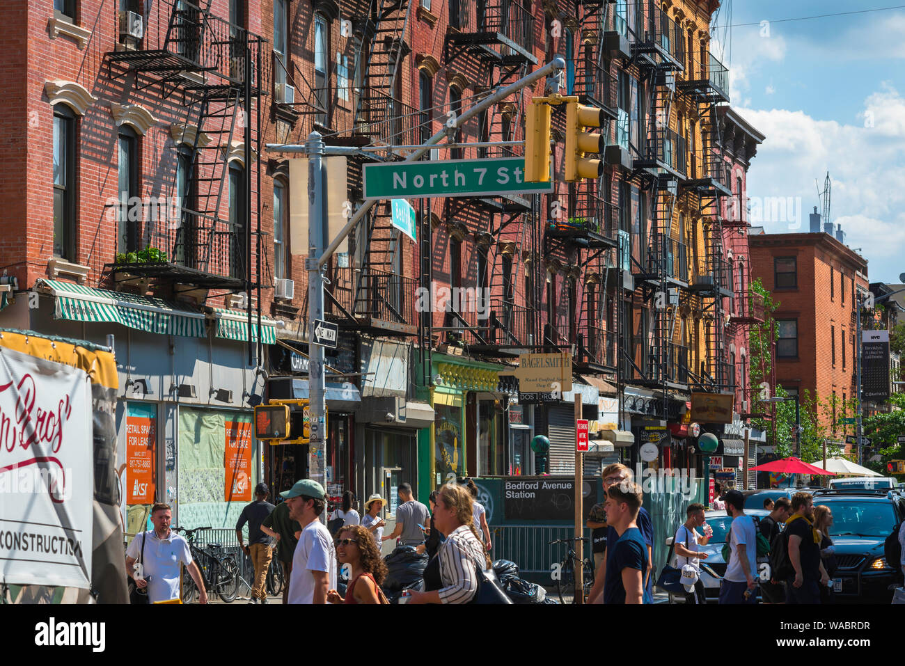 Williamsburg, Brooklyn voir en été de Bedford Avenue, dans le centre de Williamsburg, Brooklyn, New York City, USA Banque D'Images