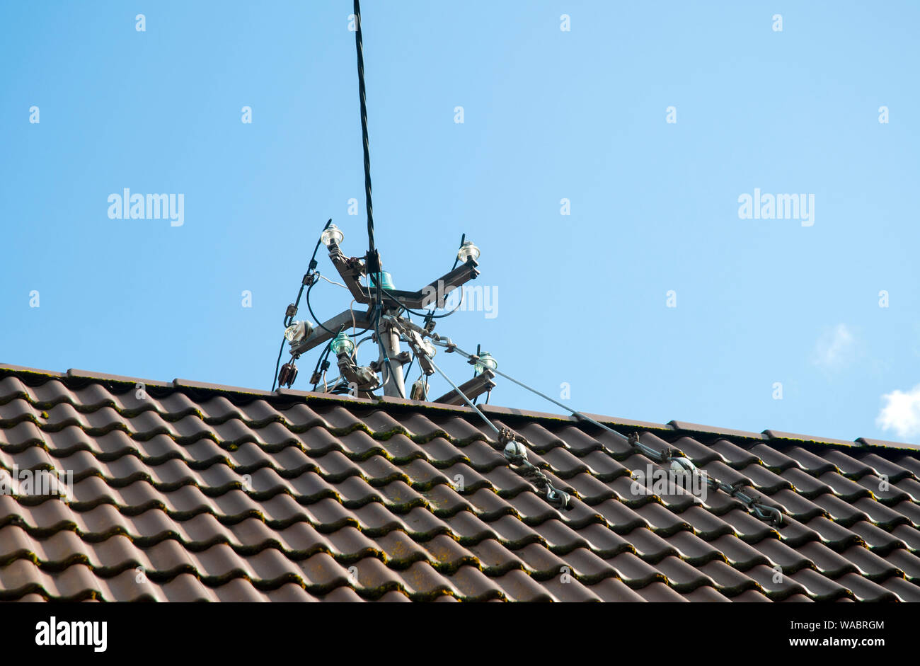 Metal post le haut d'un toit pour la distribution électrique avec des câbles et isolateurs en verre Banque D'Images