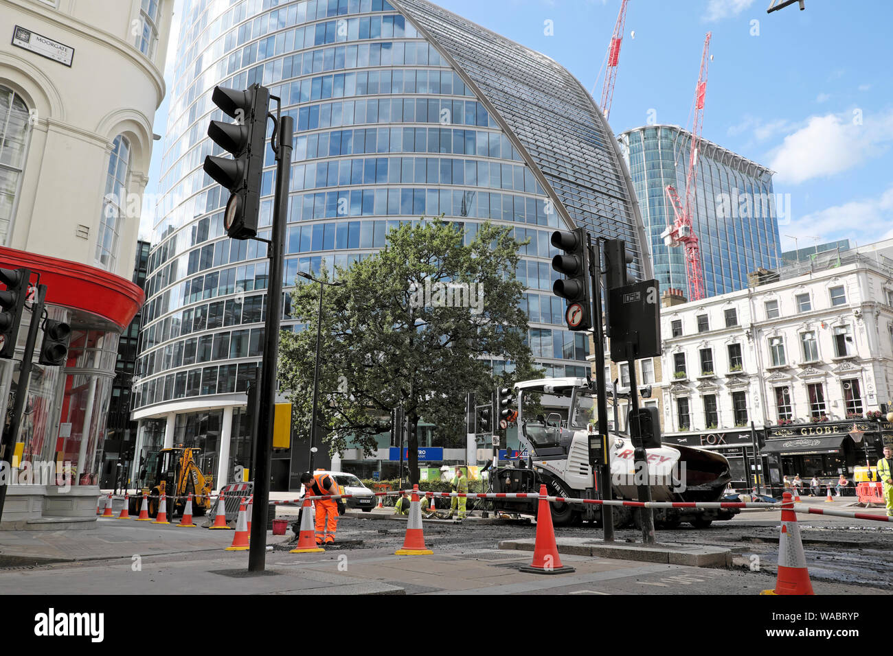 Les travailleurs de la réparation des routes goudronnées à resurfaçage Street London Wall et Moorgate intersection sur un dimanche dans la ville de London UK KATHY DEWITT Banque D'Images