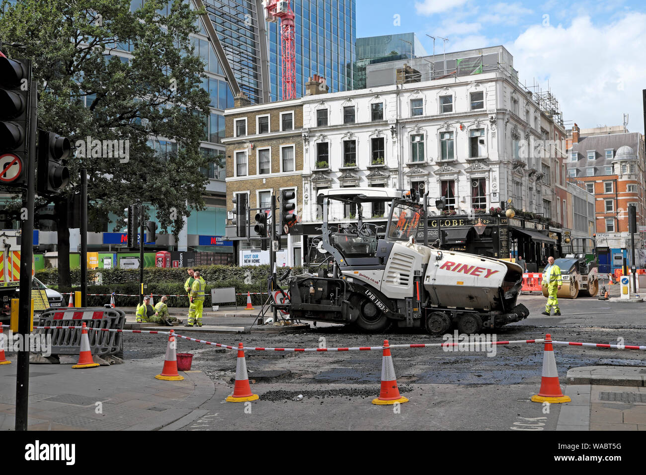 Les travailleurs de la réparation des routes goudronnées à resurfaçage Street London Wall et Moorgate intersection sur un dimanche dans la ville de London UK KATHY DEWITT Banque D'Images