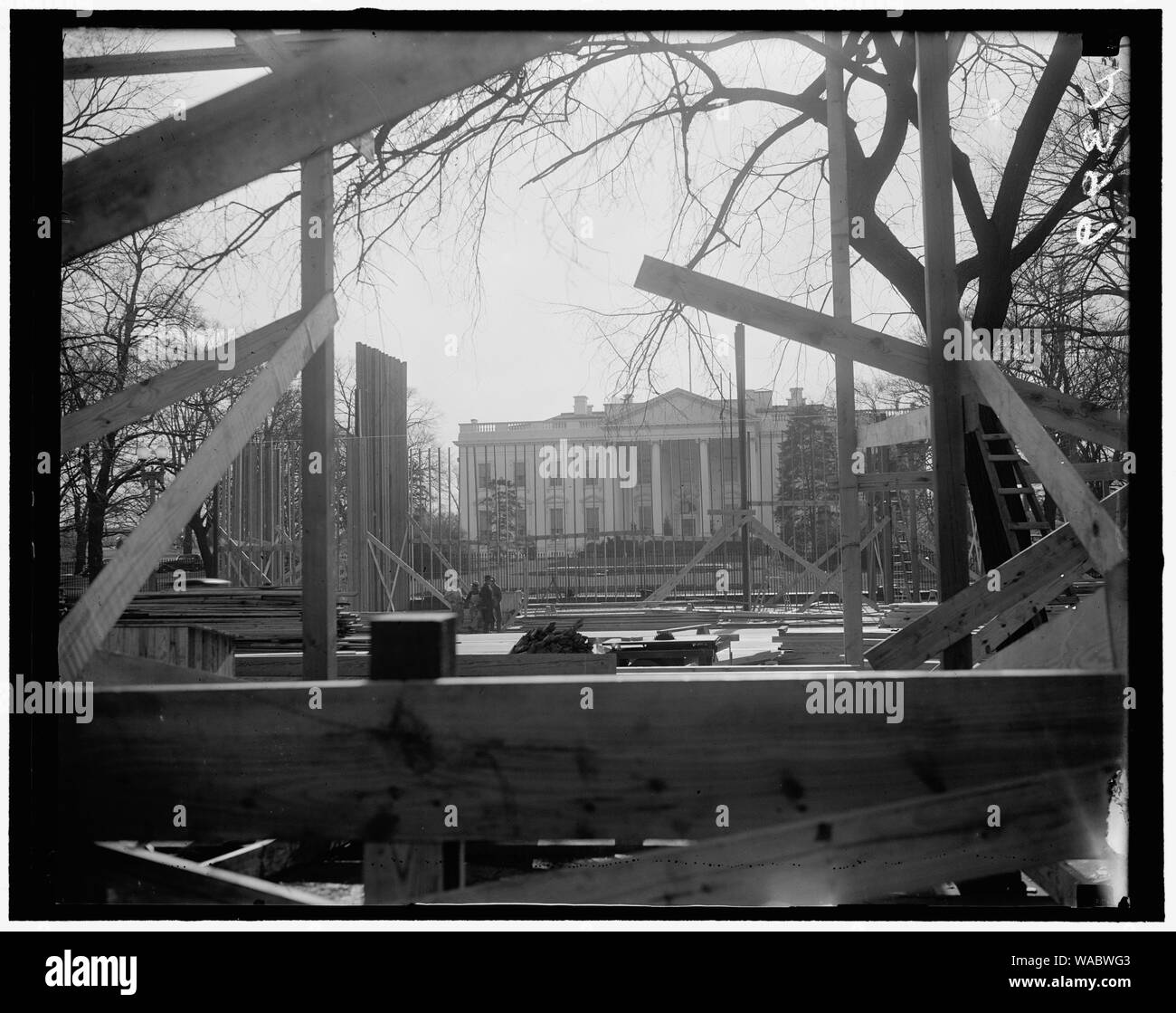 Construction de stands inaugural en Cour d'honneur a commencé. Washington, D.C., le 23 décembre. Vue de la Maison Blanche à travers les travaux de construction de la Cour d'honneur est inaugurale. Juste en face de ces peuplements sera le stand de révision du Président Banque D'Images
