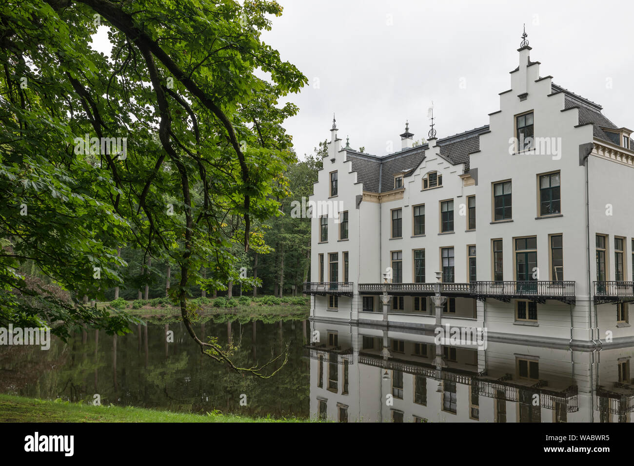 Château Staverden se reflétant dans les douves et entouré d'arbres et la nature park Banque D'Images