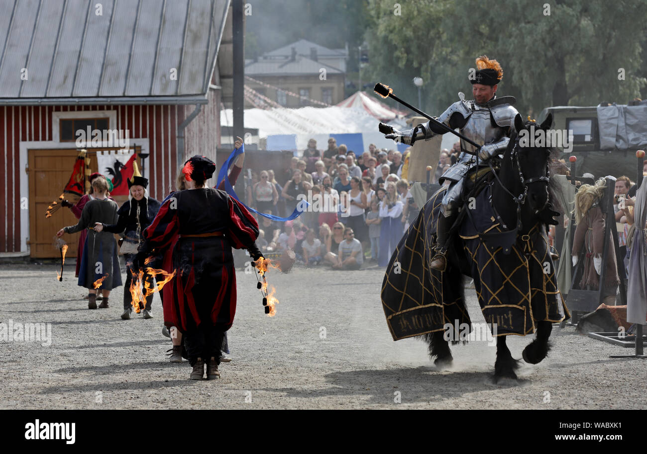 Hameenlinna Finlande 08/17/2019 fête médiévale avec artisan, chevaliers et des amuseurs publics. Un chevalier sur le cheval greeting bouffons et demoiselles Banque D'Images