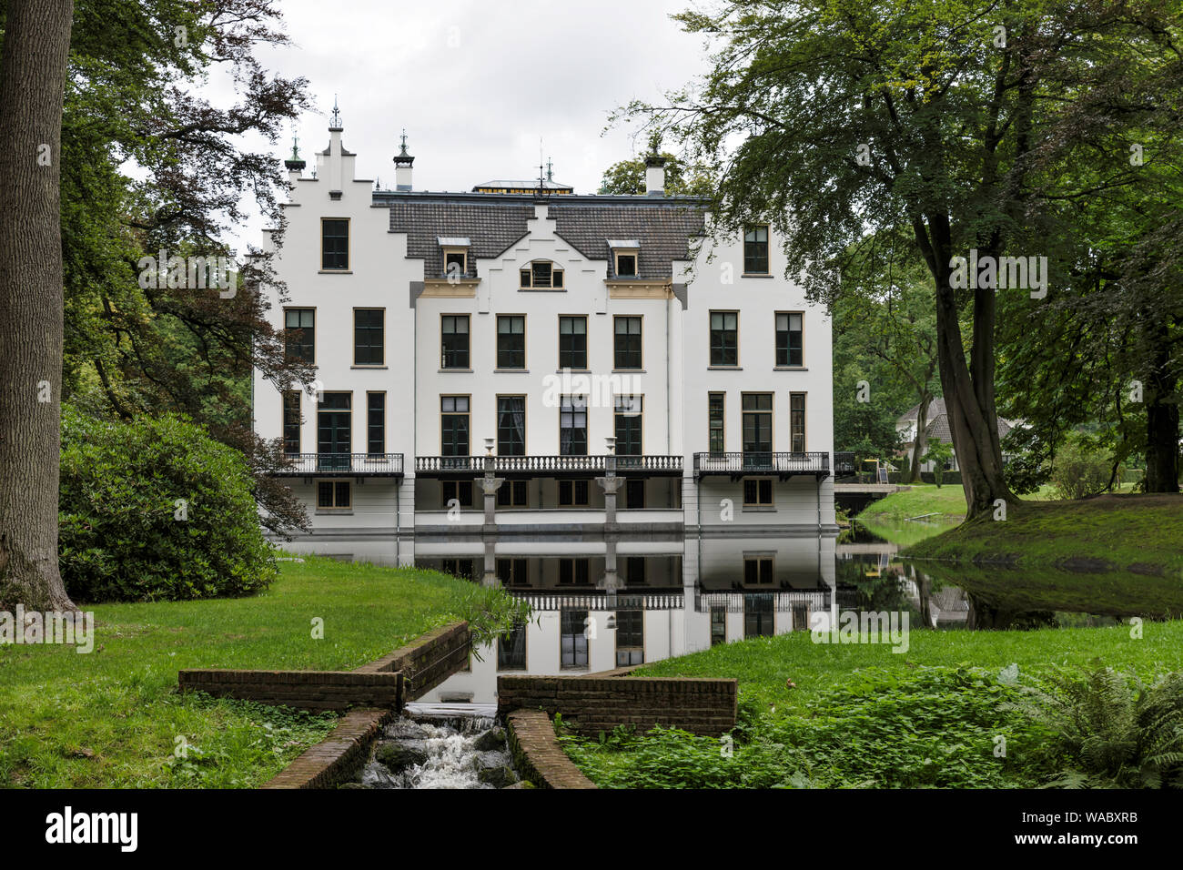 Château Staverden se reflétant dans les douves et entouré d'arbres et la nature park Banque D'Images
