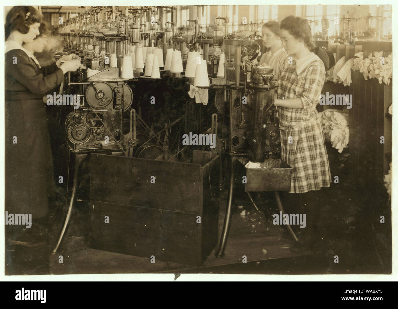 Filles de l'école de maintien de la mise bas dans les usines d'Ipswich. Résumé : des photographies sur les dossiers de la Commission nationale sur le travail des enfants (États-Unis) Banque D'Images