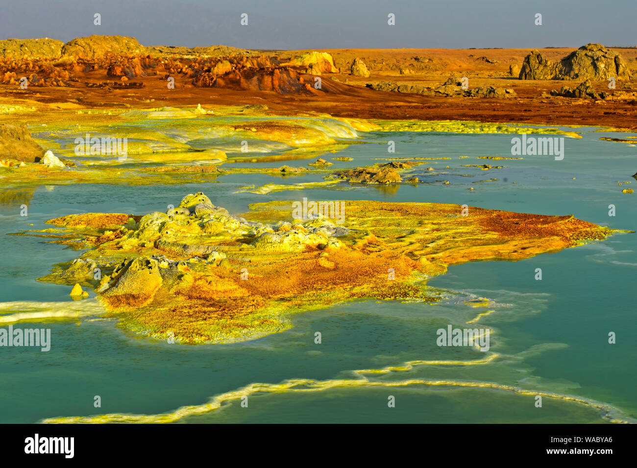 Sulfure de formations rocheuses dans une saumure acide le champ géothermique de piscine, de dépression Danakil, Dallol, Triangle Afar, Ethiopie Banque D'Images