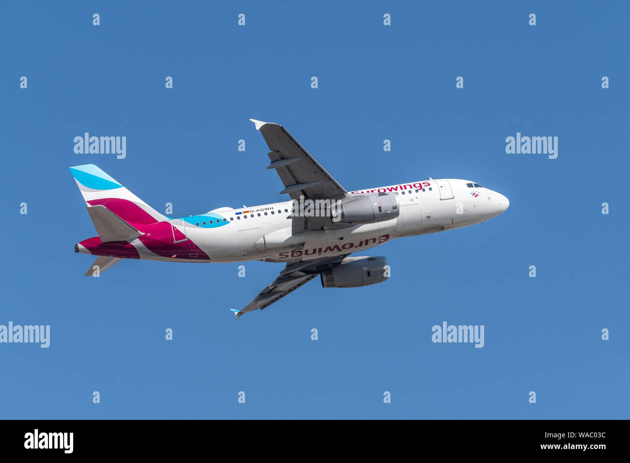 Munich, Allemagne - le 31 mars. 2019 : Eurowings Airbus A319-132 avec l'aéronef numéro d'enregistrement D-AGWH pendant le décollage sur le sud de la piste 08R o Banque D'Images