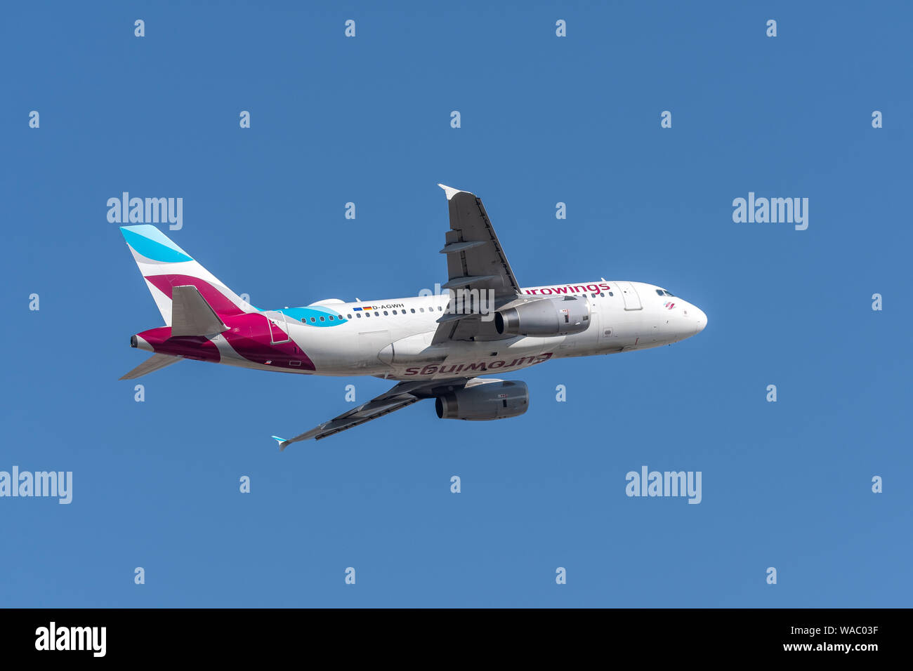 Munich, Allemagne - le 31 mars. 2019 : Eurowings Airbus A319-132 avec l'aéronef numéro d'enregistrement D-AGWH pendant le décollage sur le sud de la piste 08R o Banque D'Images