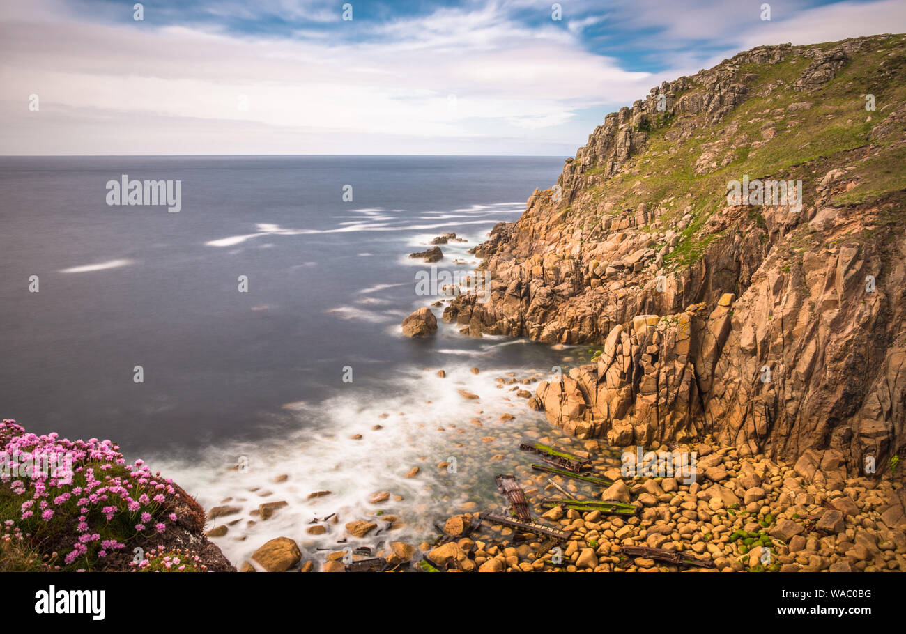 L'épave de navire naufragé le RMS Mülheim à la base des falaises au château d'Zawn près de Land's End, Cornwall, Angleterre. UK. Banque D'Images