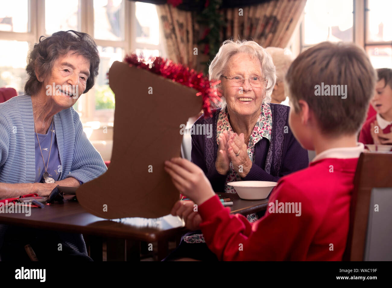 Des écoliers dans la région de Bristol visiter maisons de santé pour faire des décorations de Noël avec les résidents dans un projet organisé par un organisme de bienfaisance activités vivantes Banque D'Images