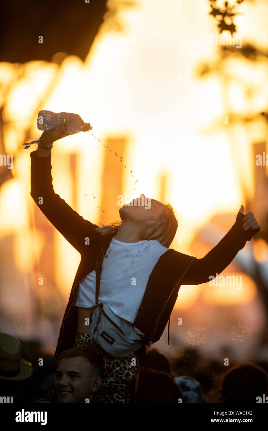 Fille de l'eau potable et de la danse au festival de Glastonbury 2019 dans Pilton, Somerset Banque D'Images