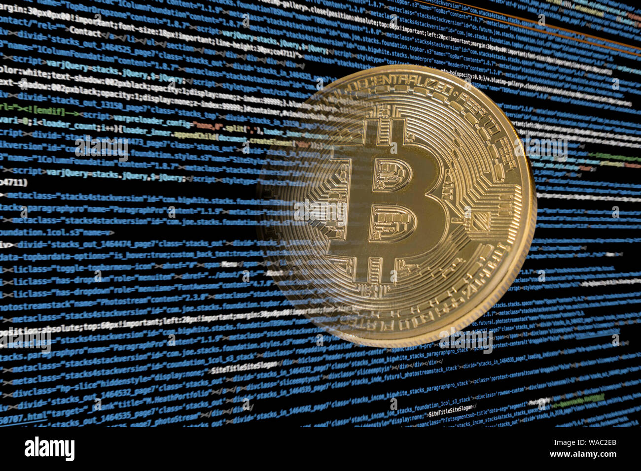 Cryptocurrency Bitcoin émergeant de lignes de code informatique Banque D'Images