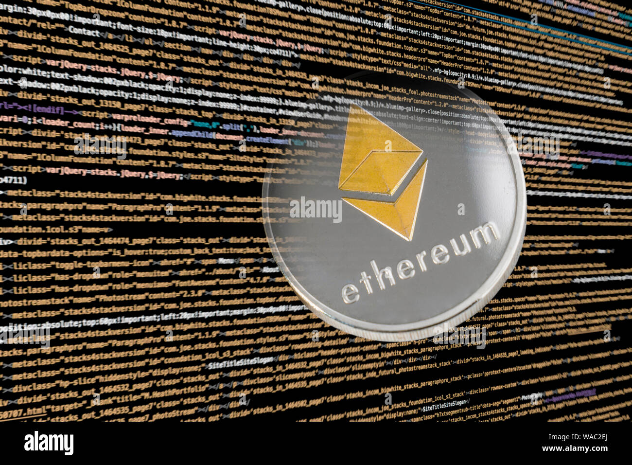 Ethereum cryptocurrency émergeant de lignes de code informatique Banque D'Images