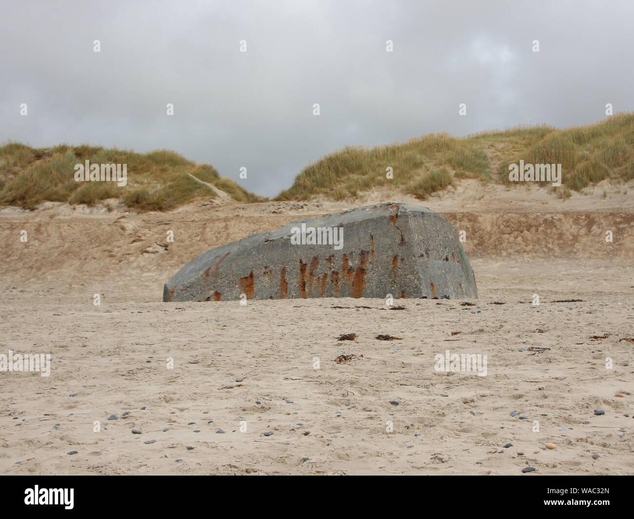 Bunker caché enterré dans le sable de la plage à partir de la Seconde Guerre mondiale Banque D'Images