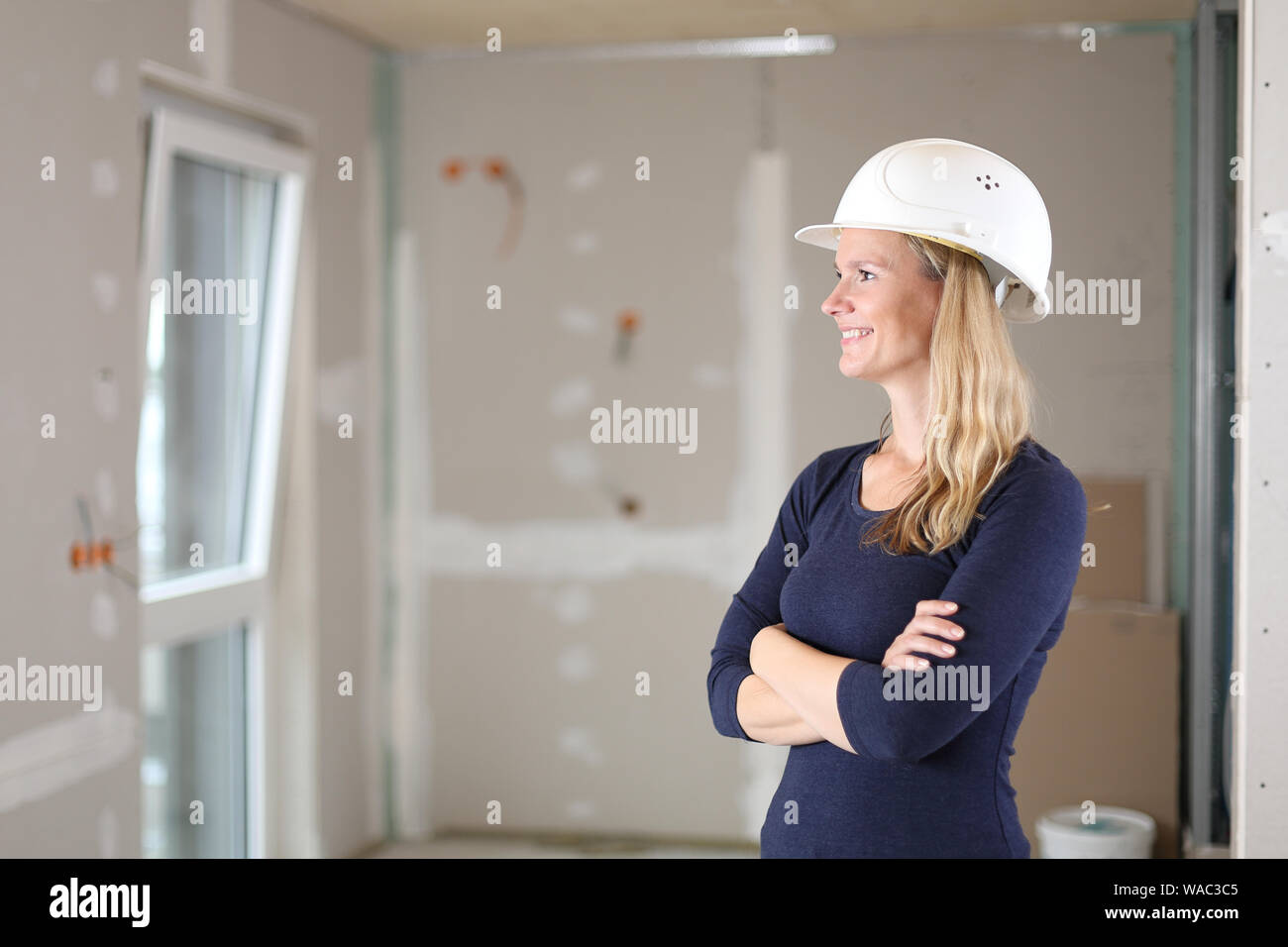 Un architecte ingénieur woman on construction site Banque D'Images