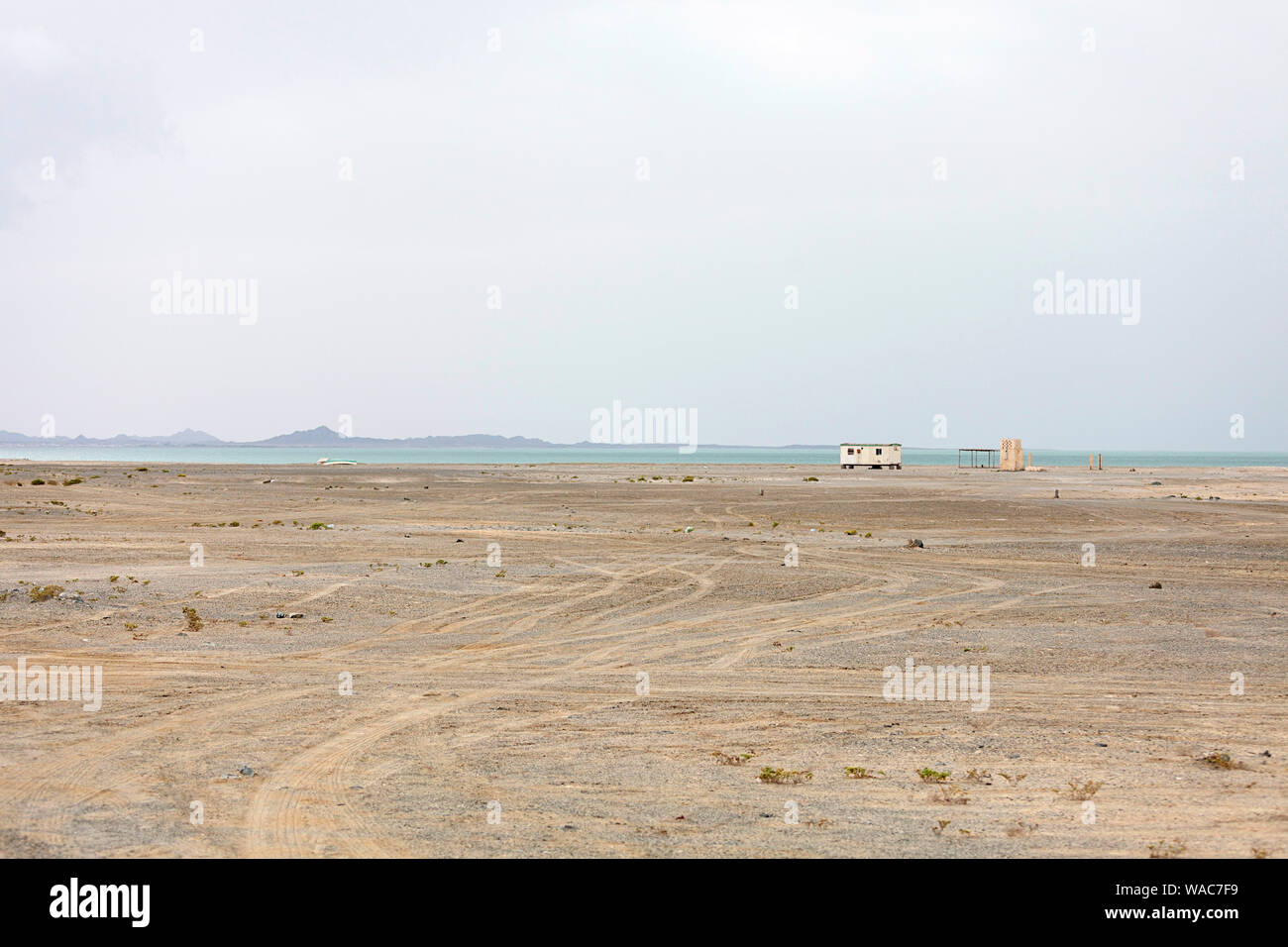 Les pêcheurs sur la plage, l'île de Masirah, Oman Banque D'Images