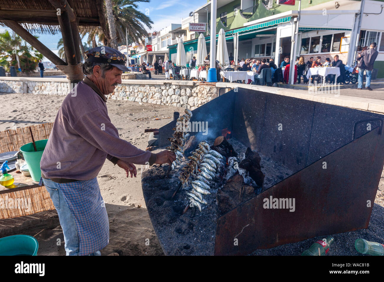 La préparation d'espeto de sardinas, sardine spit, Restaurante El Cabra , Pedregalejo, Malaga, Andalousie, Espagne Banque D'Images